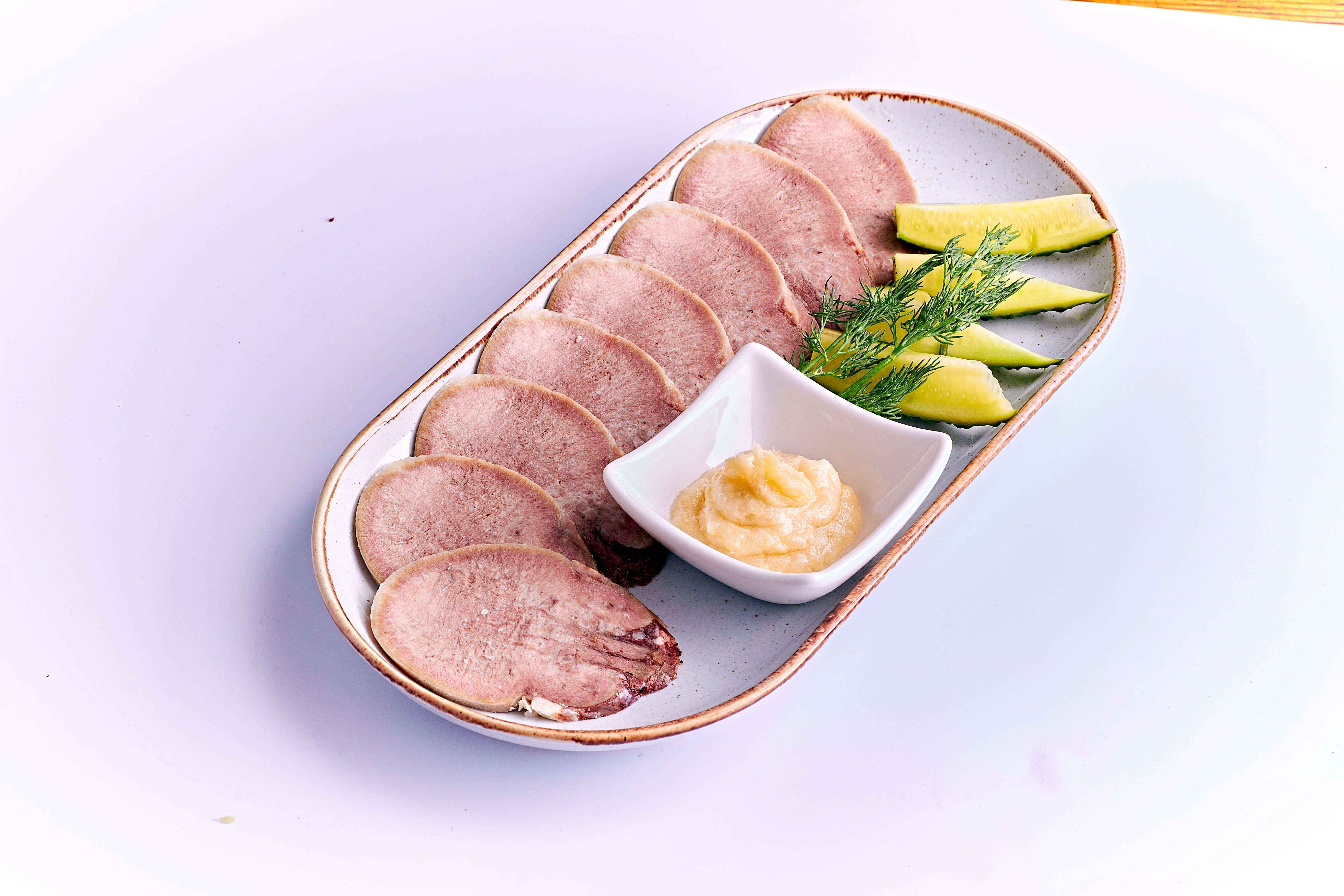 Язык отварной с хреном