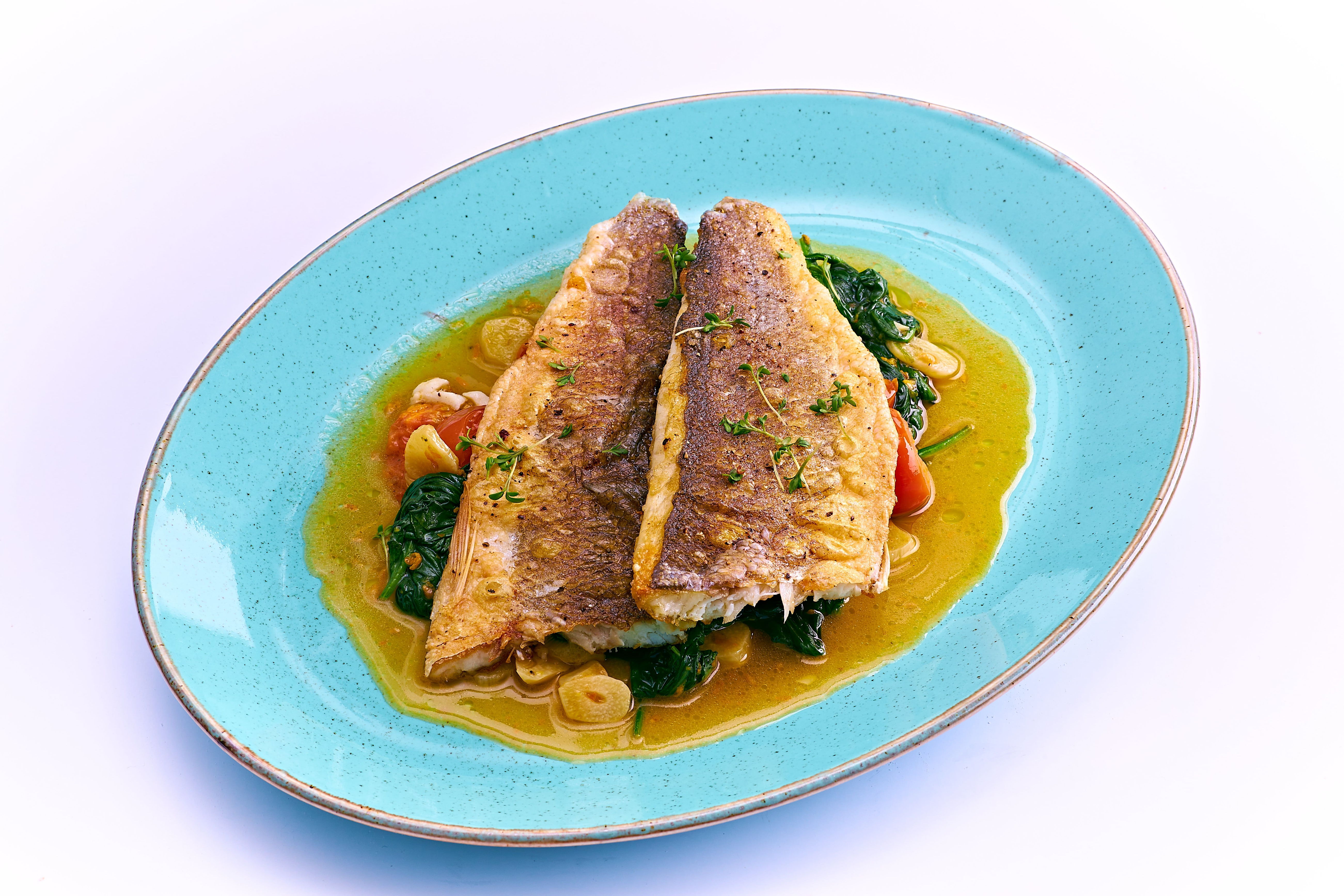 Филе сибаса с молодым шпинатом