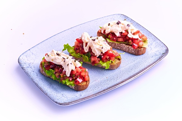 брускетты с помидорами и страчателлой 